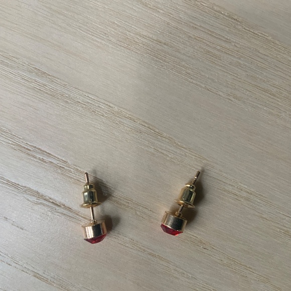 Ruby-colored stud earrings - Picture 2 of 2